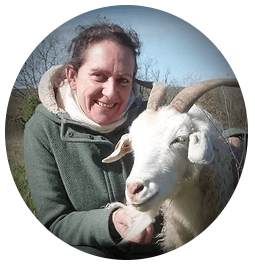 Cecile de cachemire de touraine avec une chèvre du cachemire